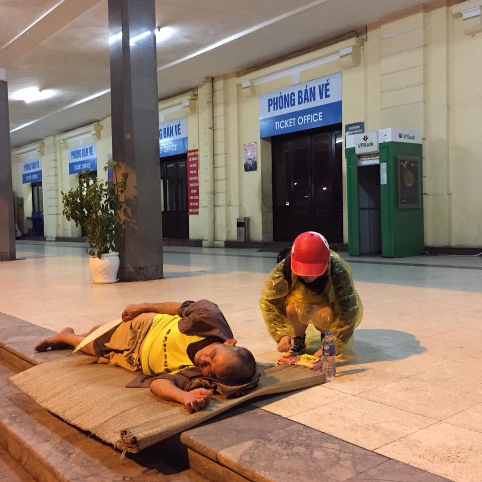 Người vô gia cư ngủ vùi bên cửa ga Hà Nội