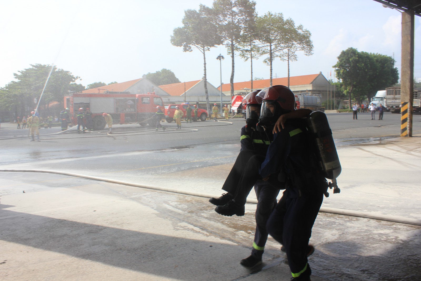 Lực lượng PCCC chuyên nghiệp bất chấp nguy hiểm đưa người bị nạn ra khỏi đám cháy.