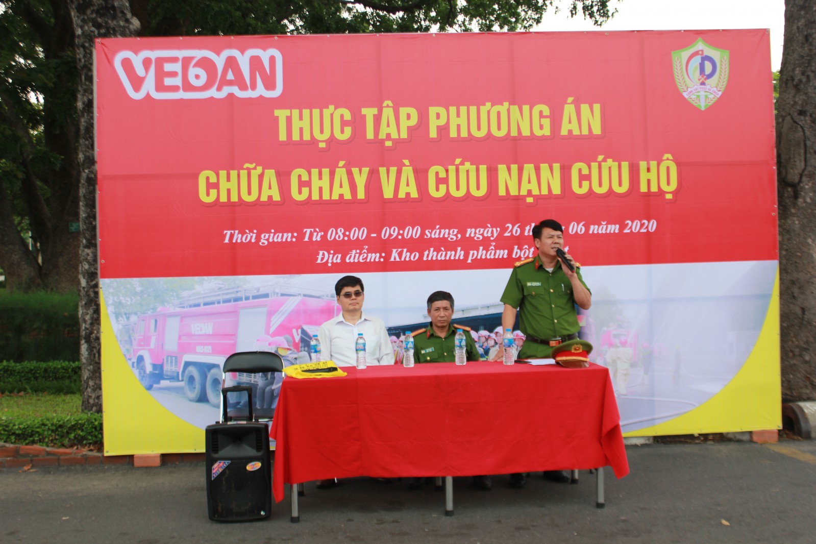 Thượng tá Lê Quang Bằng - Phó Trưởng công an huyện Long Thành hướng dẫn chỉ đạo chữa cháy và cứu nạn