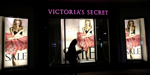 Victoria's Secret là ban đầu là ý tưởng của một doanh nhân có tên Roy Raymond