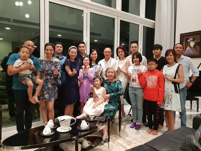  Đại gia đình bà Nguyễn Thị Sơn trong một buổi tiệc ấm cúng. Ảnh: FBNV