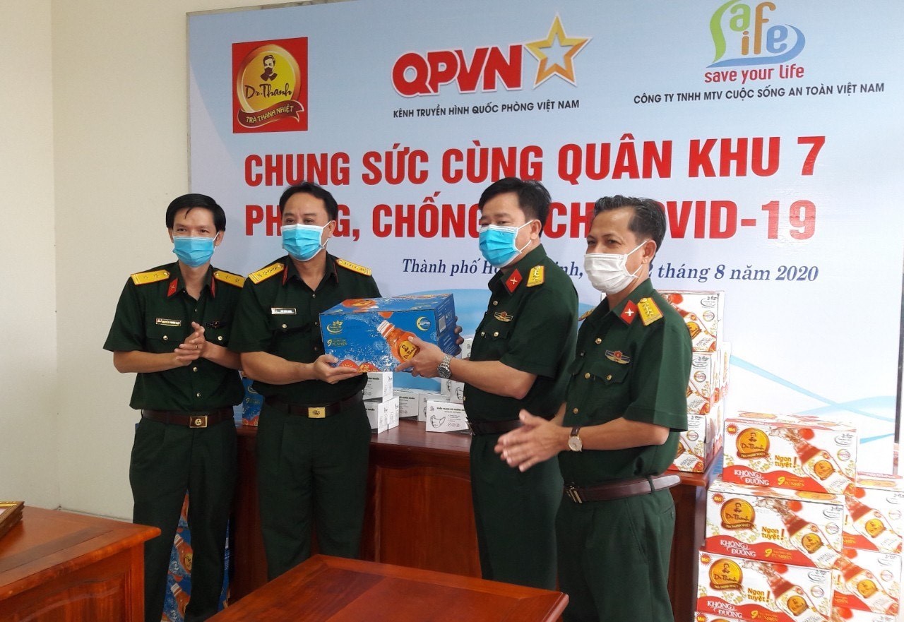 Chiều ngày 12/8, 36.000 sản phẩm Trà Thanh Nhiệt Dr Thanh cũng được trao tặng cho các điểm cách ly tại Quân khu 7 nhằm giúp người dân, các y bác sỹ, chiến sỹ tăng cường hệ miễn dịch cơ thể.