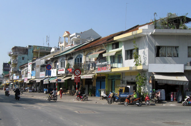 Một dãy nhà thuộc dòng họ Hui Bon Hoa xây dựng ở góc đường Võ Văn Kiệt - Phó Đức Chính (Q.1, TP.HCM) hiện vẫn còn nhiều nhà khá nguyên vẹn - Ảnh Tuổi trẻ