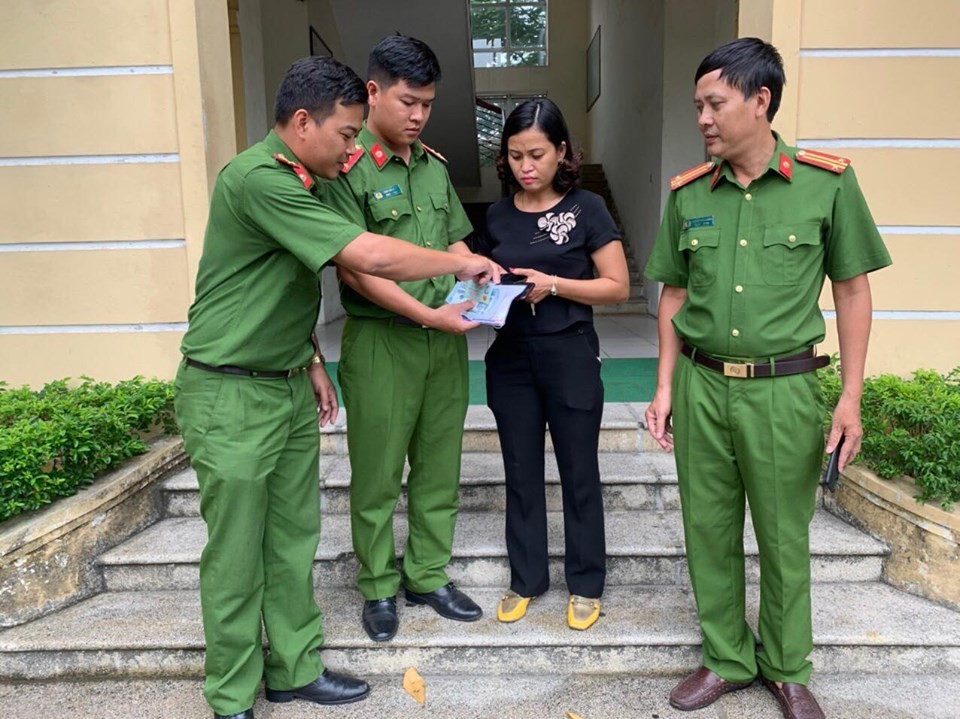 Các chiến sĩ công an phường Thượng Thanh trao trả lại tài sản cho chị Bình.