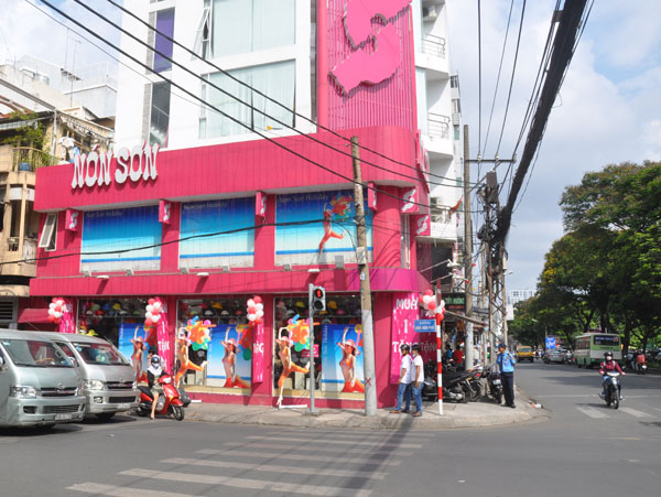 các cửa hàng của Nón Sơn đều xuất hiện tại các điểm kinh doanh được cho là những vị trí đắc địa, đáng mơ ước.