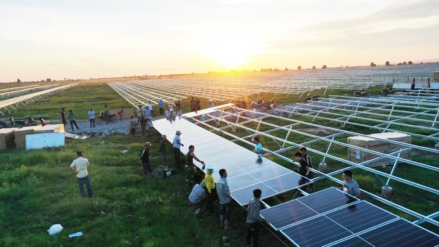 Thi công Cụm Dự án điện mặt trời Xuân Thiện - Ea Súp tại huyện Ea Súp. Ảnh: Báo Đắk Lắk