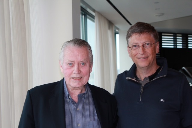Charles Chuck Feeney chụp ảnh bên Bill Gates. Ảnh: Cicero.