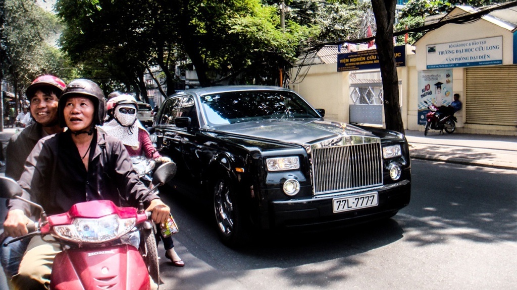 Xe sang Rolls Royce Phantom biển tứ quý 7 của bà Dương Thị Bạch Diệp lăn bánh trên đường phố TP.HCM.