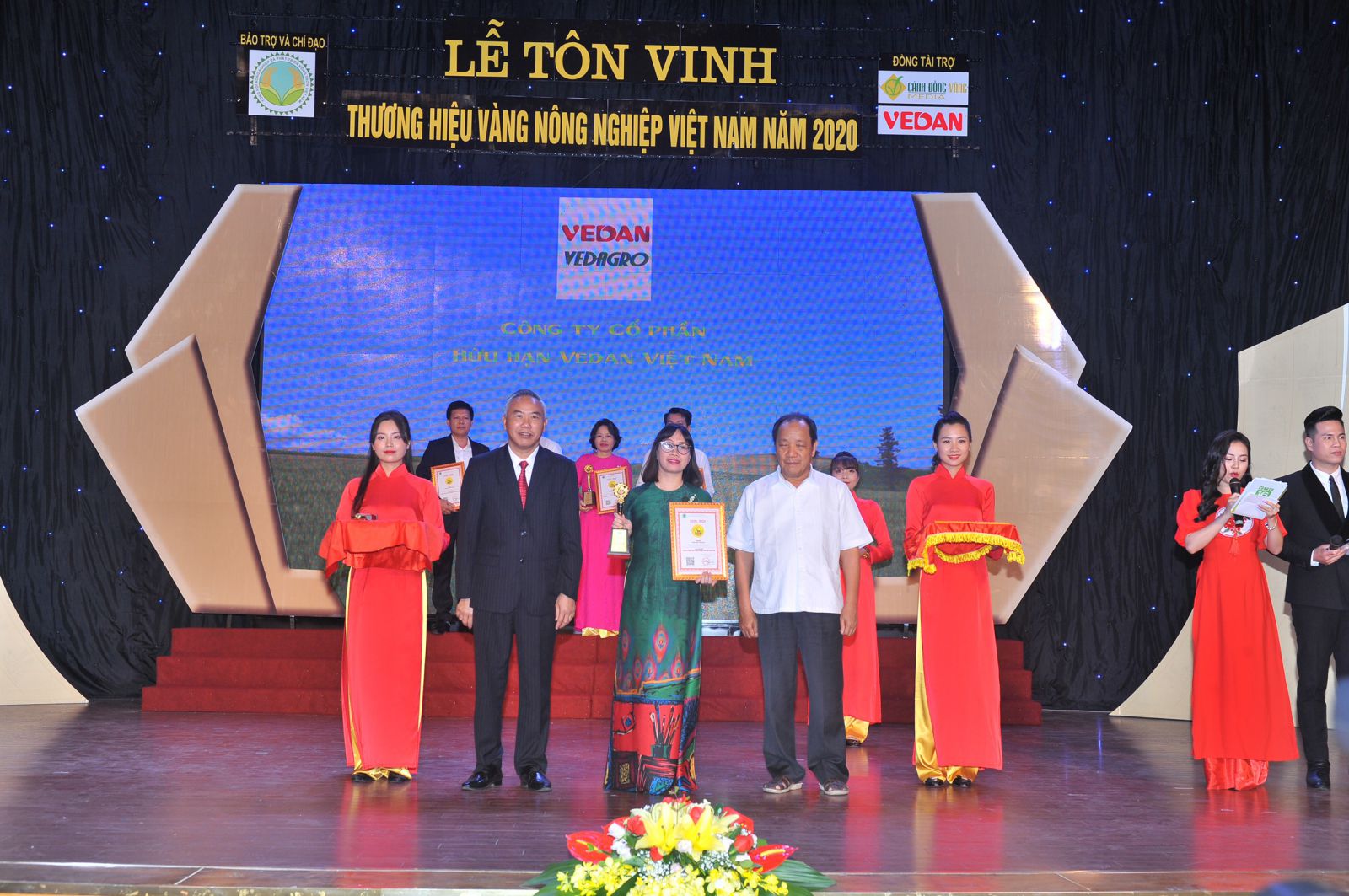 Đại diện Vedan nhận chứng nhận “Thương hiệu vàng nông nghiệp Việt Nam”p/sản phẩm phân hữu cơ khoáng Vedagro dạng viên