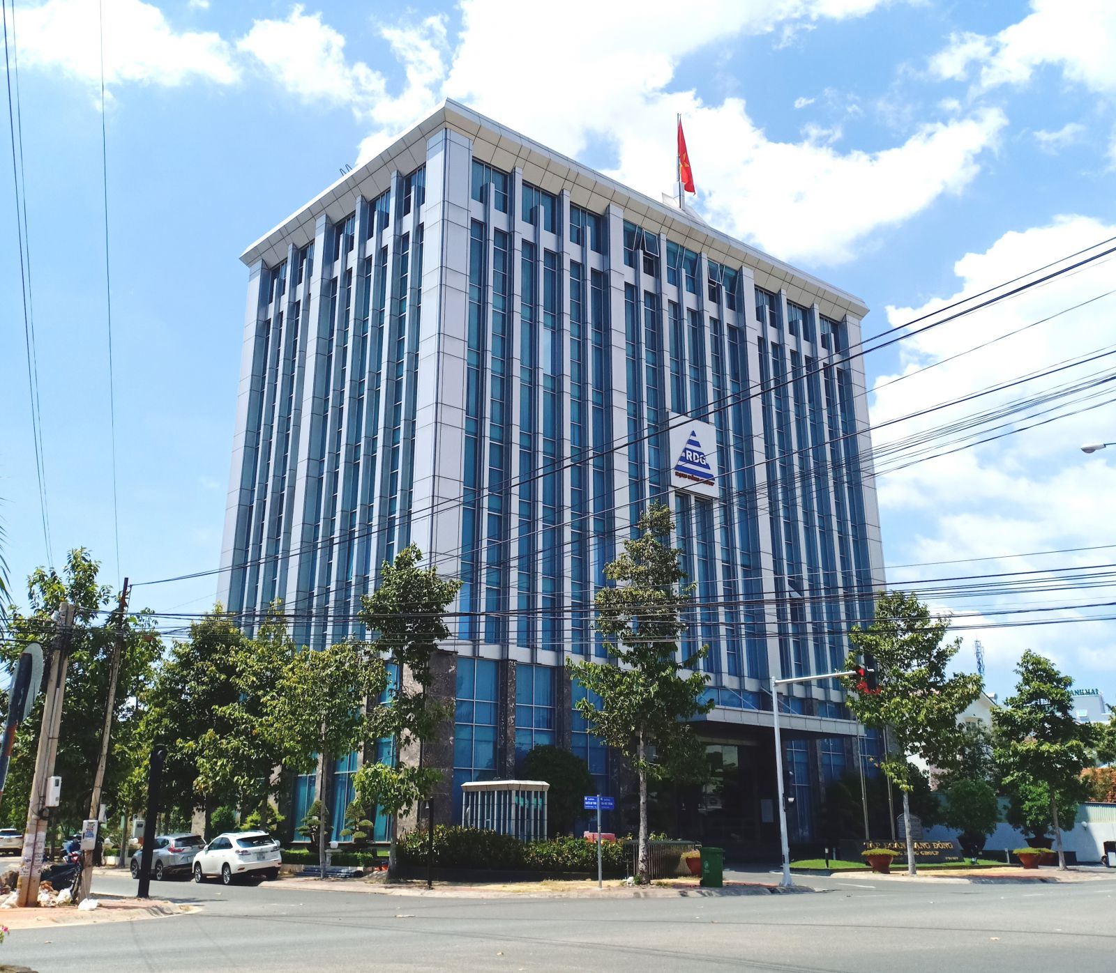 Rạng Đông Group có trụ sở tại số J45 Tôn Đức Thắng với hai mặt tiền Tôn Đức Thắng và Nguyễn Cư Trinh, TP Phan Thiết.
