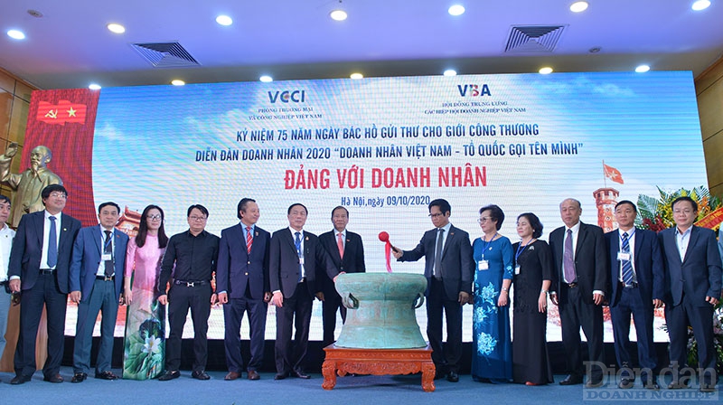 TS Vũ Tiến Lộc, Đại diện các Hiệp doanh nghiệp, lãnh đạo VCCI đánh trống phát động và khuyến khích tinh thần khởi nghiệp.