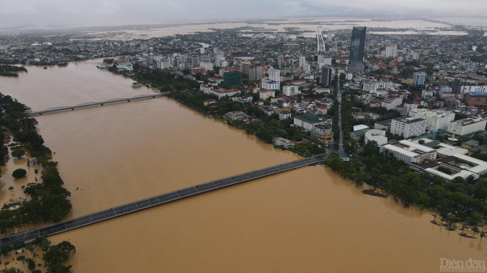 Mưa lũ vẫn còn kéo dài khiến Thừa Thiên Huế thiệt hại nặng nề, đã có ít nhất 3 người chết, nhiều người bị thương và mất tích; hơn 53.000 ngôi nhà ngập lụt...