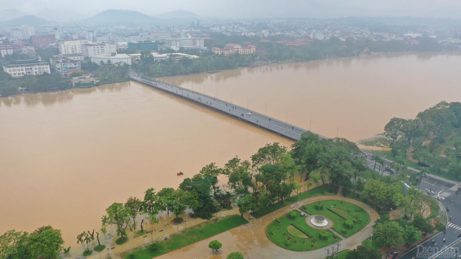 Nước dâng cao gần chạm cầu Phú Xuân (TP Huế).