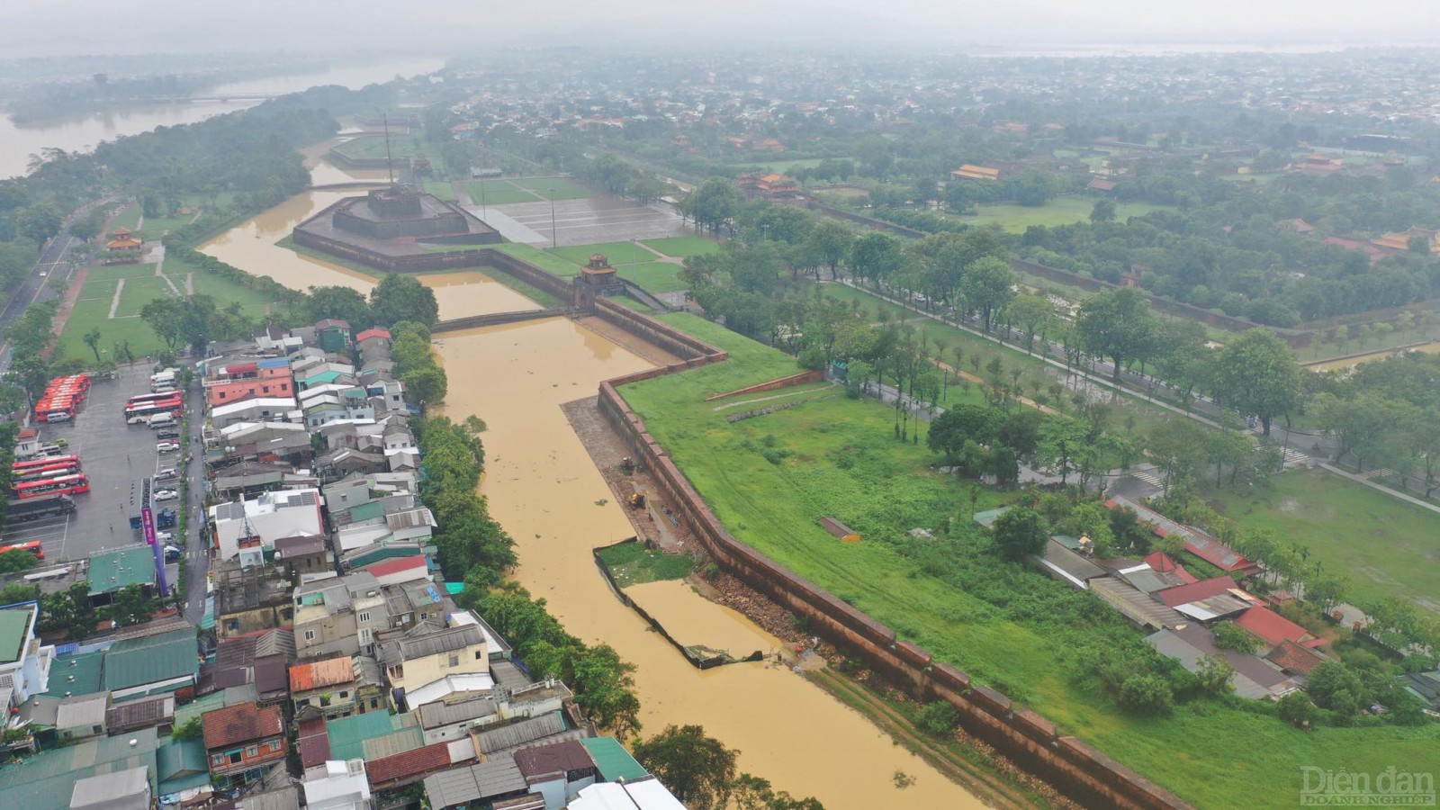 Mưa lớn, nước lũ dâng cao bao quanh khu vực Đại Nội Huế.