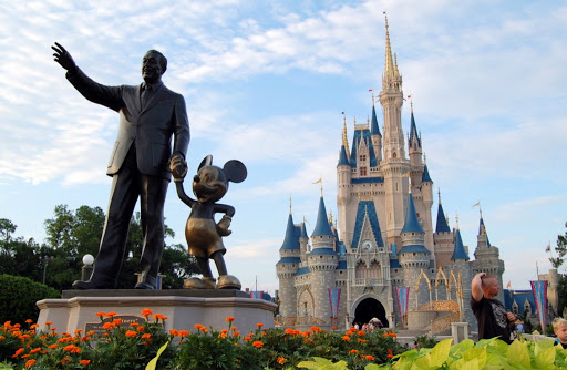 Tượng Walt Disney và Mickey Mouse đứng phía trước lâu đài Cinderella trong công viên giải trí Disney’s Magic Kingdom, bang Florida, Mỹ. Ảnh: flickr.com 