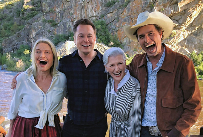 Từ trái qua: Tosca (con gái út), Elon (con trai lớn), bà Maye và con trai thứ hai Kimbal Musk. Ảnh: CNBC.