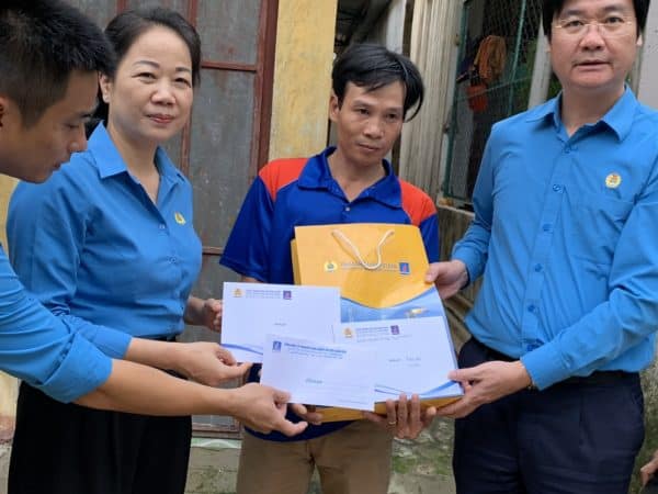 Phó Chủ tịch CĐ DKVN Nguyễn Mạnh Kha thăm hỏi và hỗ trợ NLĐ Dầu khí chịu ảnh hưởng bởi cơn bão số 9