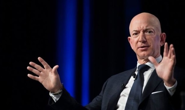 Jeff Bezos - ông chủ của Amazon - đã cam kết đóng góp 10 tỷ đô la để giúp chống lại biến đổi khí hậu. Ông cho hay số tiền này sẽ tài trợ cho công việc của các nhà khoa học, nhà hoạt động và các nhóm khác.