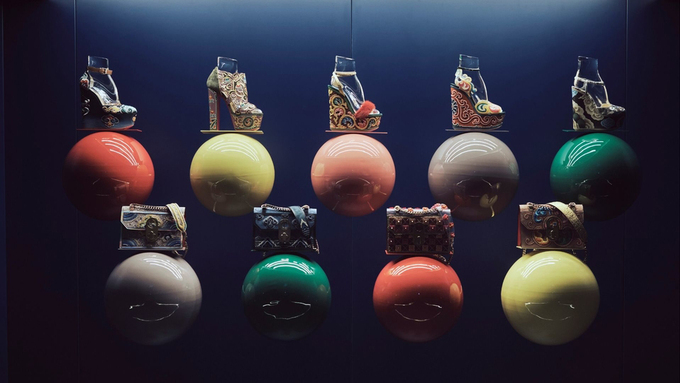 Trải qua gần 30 năm hình thành và phát triển, đến nay Christian Louboutin vẫn là tên tuổi cao cấp và xa xỉ hàng đầu trong thị trường giày dành cho phái đẹp.