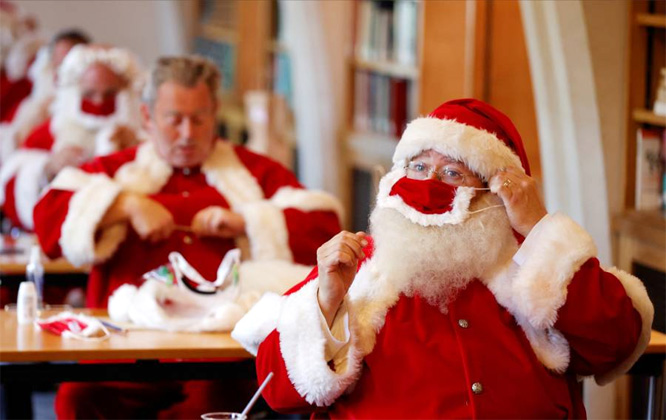 Hình ảnh các ông già Noel đang tất bật chuẩn bị cho mùa Giáng sinh 2020.