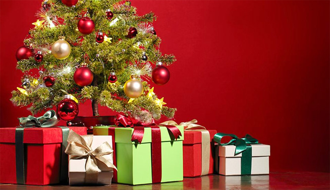 Tặng quà cho người thân là truyền thống trong mùa Giáng Sinh.