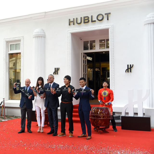 Ông Vũ Hà Duy Thạc (Sam Vu) đứng ngoài cùng bên phải trong buổi khai trương cửa hàng Hublot tại khách sạn Metropole Sofitel