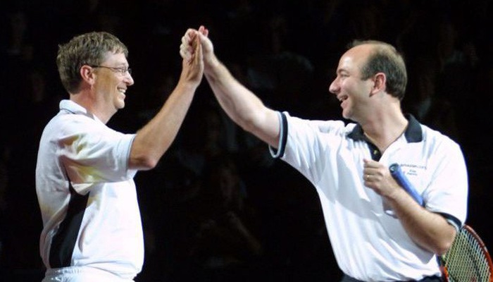 Cú bắt tay vui vẻ của nhà sáng lập Microsoft Bill Gates và nhà sáng lập Amazon Jeff Bezos trong một trận đấu quần vợt vào năm 2001.