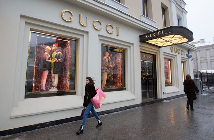 Gucci được biết đến như là một trong những thương hiệu nổi tiếng và được ưa chuộng nhất trên thế giới nhưng đang bị sụt giảm doanh thu do đại dịch COVID-19.