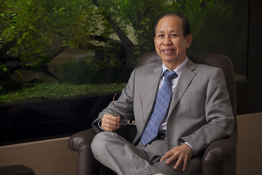 Ông Lý Ngọc Minh,Tổng Giám đốc Công ty gốm sứ Minh Long nhận danh hiệu Nghệ nhân nhân dân vì những đóng góp cho ngành gốm sứ Việt Nam.