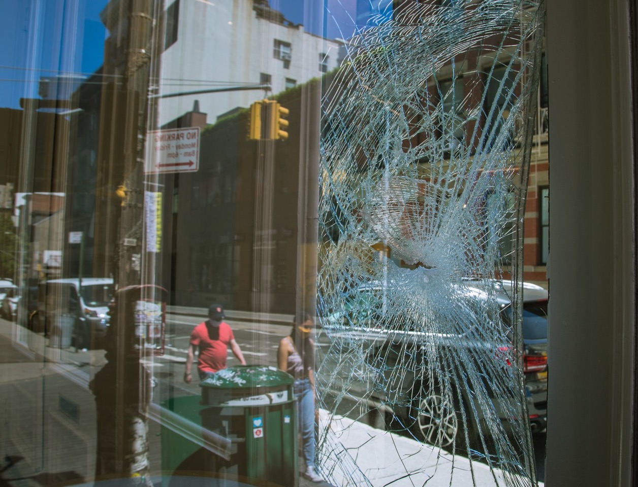 Những cửa hàng chịu ảnh hưởng nặng nề vì bạo động.