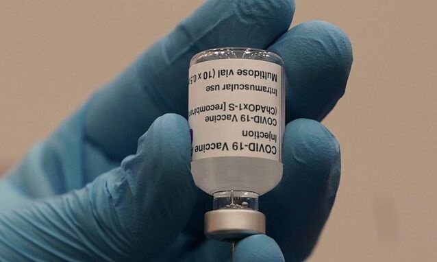 Nhân viên y tế cho vaccine Oxford/AstraZeneca vào ống tiêm tại trung tâm vaccine ở Newcastle, Scotland, Anh, hôm 11/1. Ảnh: AP.