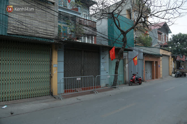 Lực lượng chức năng chốt chặn căn nhà trên đường Phúc Diễn, phường Xuân Phương nơi gia đình bệnh nhân sinh sống (Ảnh: Long Quyền)
