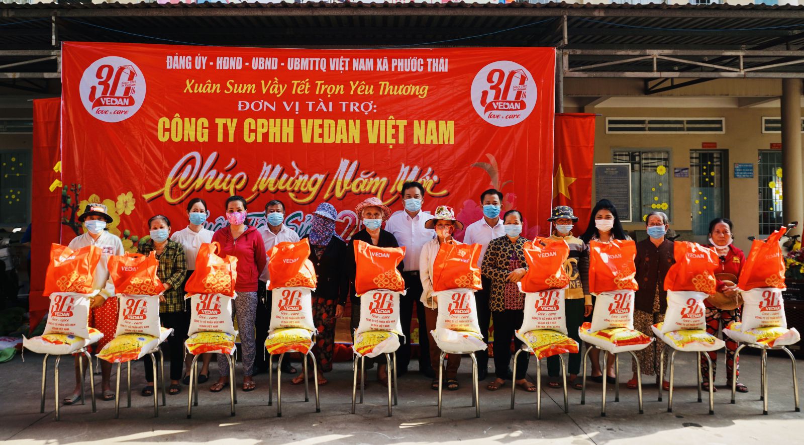 Đại diện công ty Vedan Việt nam ( áo trắng giữa ) cùng đại diện UBND xã Phước thái huyện Long thành tỉnh Đồng nai trao quà tết cho bà con tại địa phương.