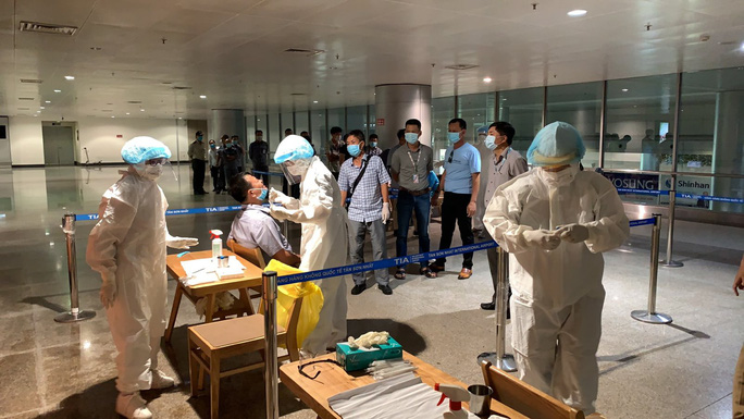 Các đơn vị kiểm dịch y tế lấy mẫu xét nghiệm Covid-19 tại sân bay Tân Sơn Nhất