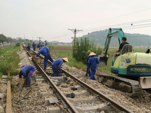 Các nhà thầu tập trung nhân lực để thực hiện gói thầu cải tạo, nâng cấp đường sắt đoạn Hà Nội - Vinh