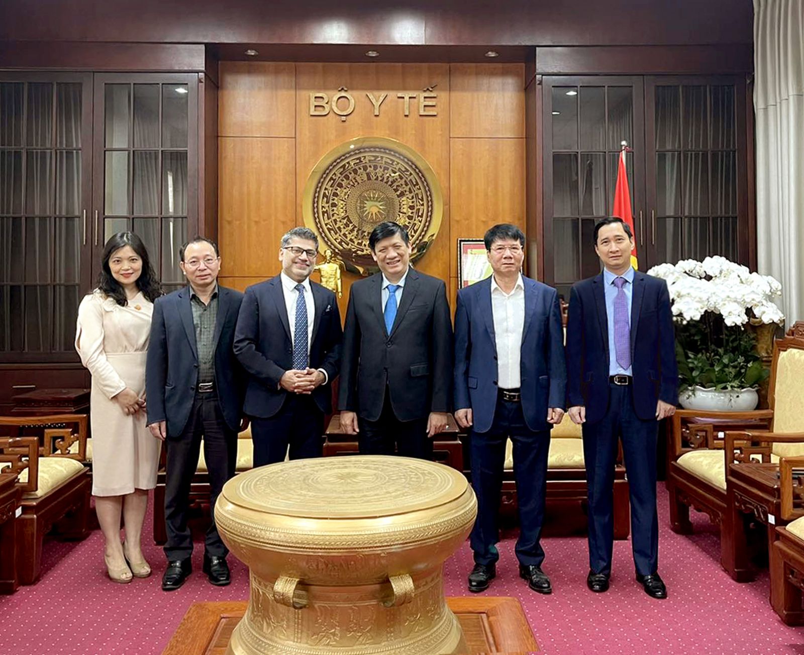 Bộ trưởng Bộ Y tế Nguyễn Thanh Long, Thứ trưởng Bộ Y tế Trương Quốc Cường (thứ tư và thứ năm từ trái sang) cùng các đại diện của AstraZeneca Việt Nam và VNVC chuẩn bị cho công tác tiếp nhận lô vắc xin đầu tiên.