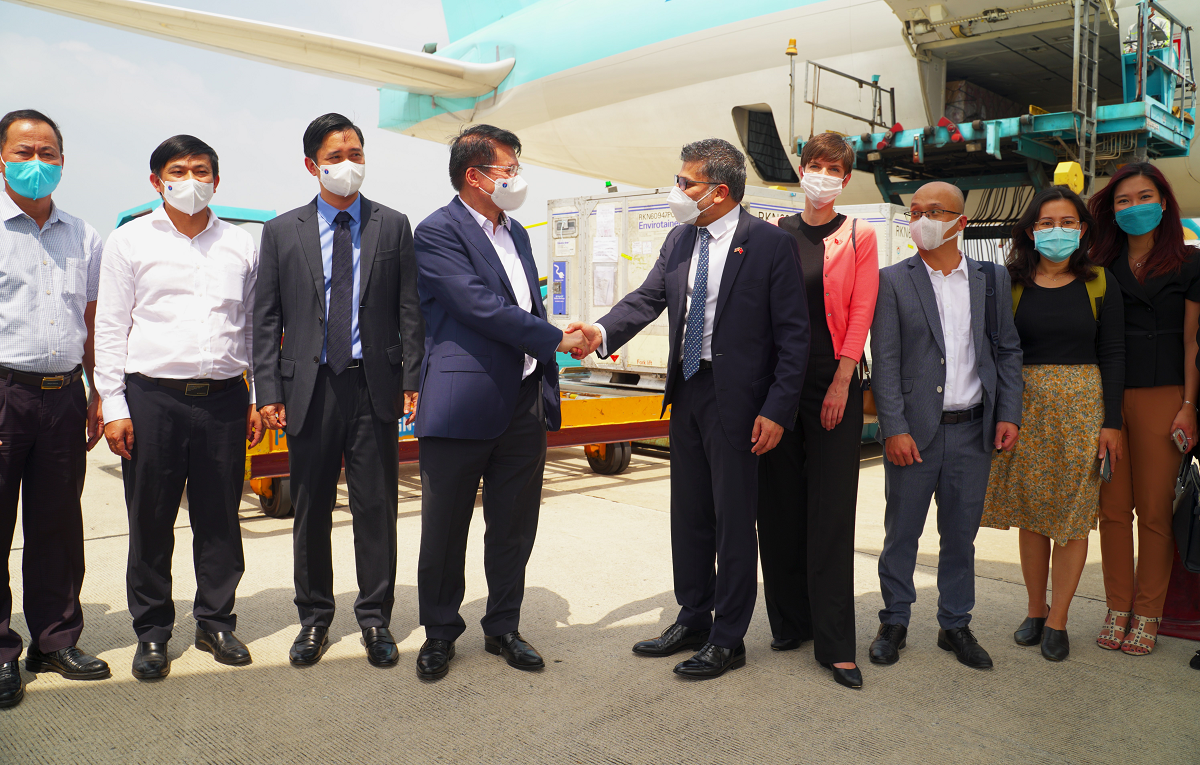 Thứ trưởng Trương Quốc Cường cùng đoàn đại biểu chào đón lô vắc xin phòng COVID-19 đầu tiên của AstraZeneca đã về tới Việt Nam sáng nay.