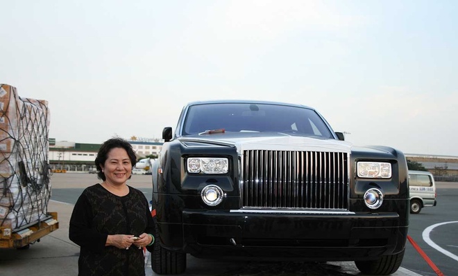Bà Dương Thị Bạch Diệp bên cạnh xe sang Rolls-Royce Phantom nhập về Việt Nam năm 2008. Ảnh: AutoVina.