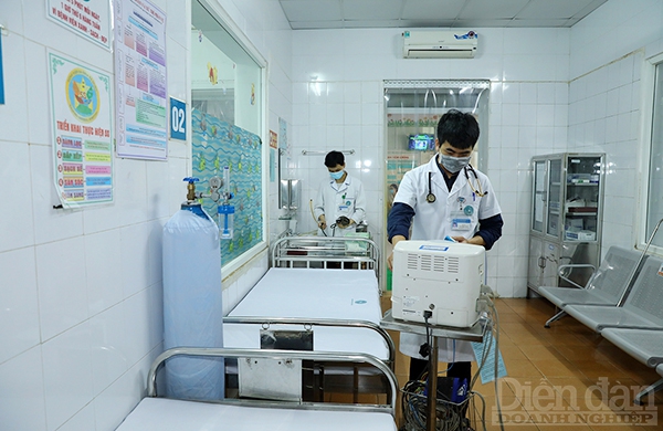 Cán bộ y tế kiểm tra phương tiện, máy móc tại phòng theo dõi sau khi tiêm