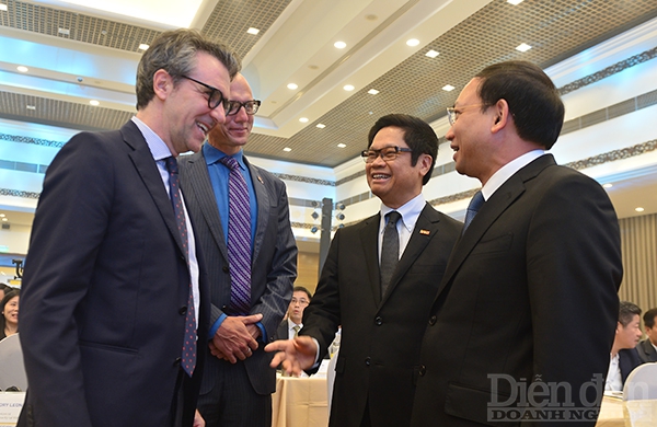 Chủ tịch VCCI Vũ Tiến Lộc trao đổi với các tổ chức nước ngoài và lãnh đạo địa phương trước thềm lễ công bố.