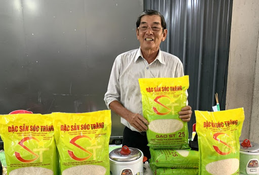 Ông Hồ Quang Cua cùng gạo ST25 đoạt giải gạo ngon nhất thế giới năm 2019. 