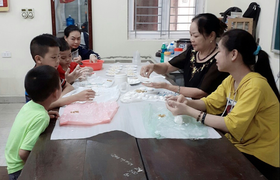 Cô giáo Phạm Thị Huyền cùng các em trong một buổi học thực hành các kỹ năng trong cuộc sống