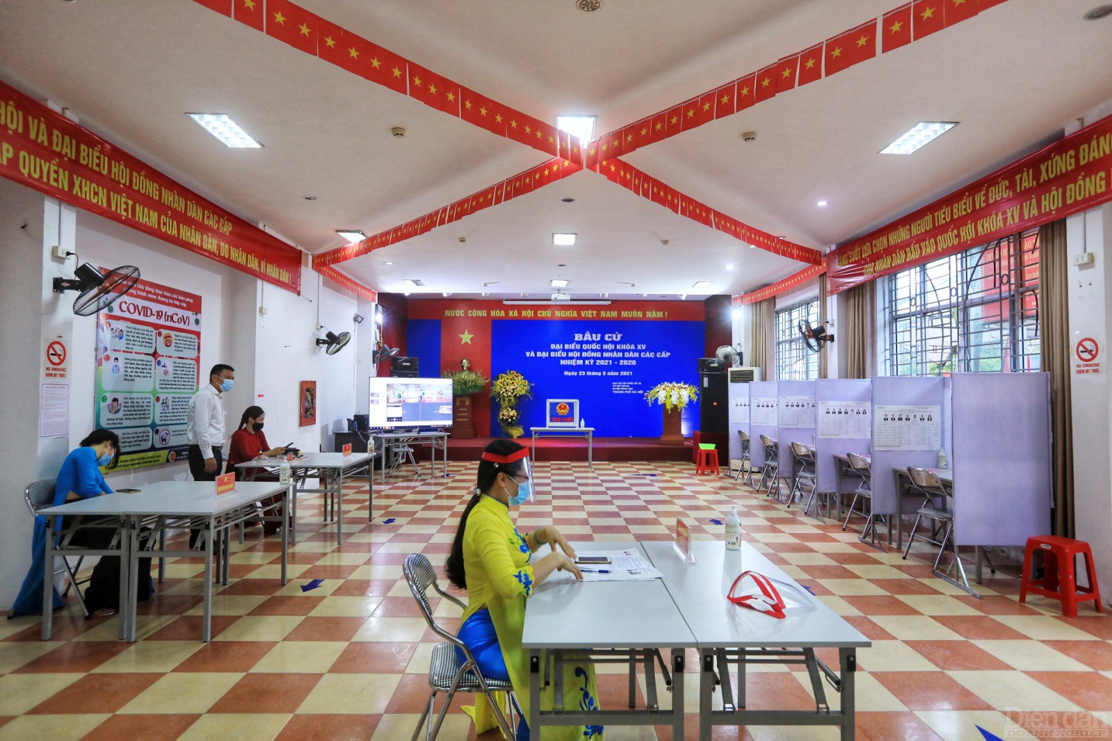 Vì số lượng công nhân tham gia bầu cử đông, Công đoàn các khu công nghiệp - chế xuất Hà Nội phối hợp với ban quản lý nhà ở khu nhà ở công nhân phải chia ca để công nhân đi bỏ phiếu.