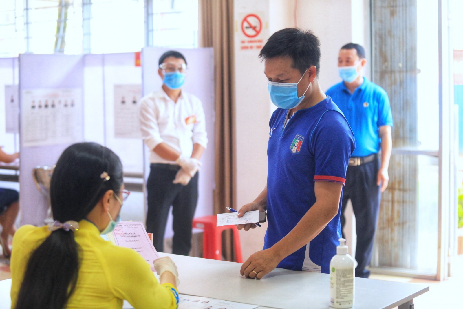Công nhân khai báo y tế trước khi vào bầu cử.