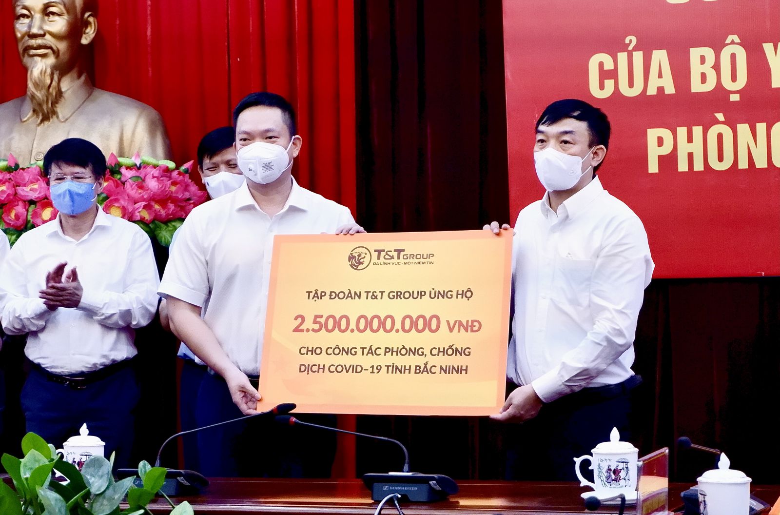 Đại diện Tập đoàn T&T Group trao ủng hộ tỉnh Bắc Ninh 500 tấn gạo và 2,5 tỷ đồng