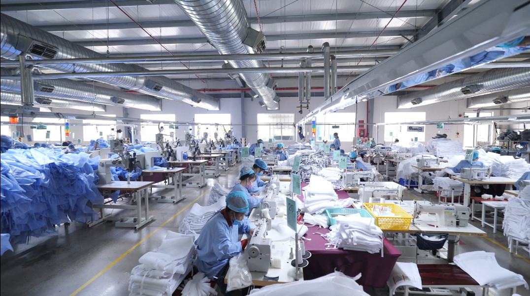 Bên trong nhà máy sản xuất khẩu trang của Công ty Du lịch Việt