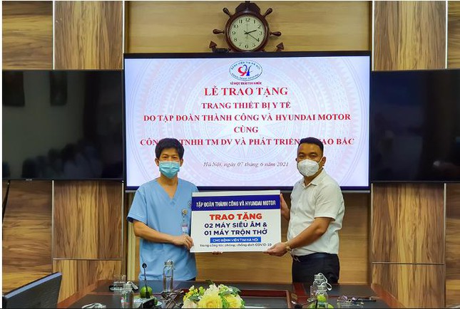 Ông Lê Ngọc Đức, phó chủ tịch Tập đoàn Thành Công, Tổng Giám đốc Liên doanh Ô tô Hyundai Thành Công Việt Nam trao bảng tượng trưng thiết bị cho bệnh viện