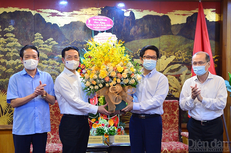 Chủ tịch VCCI tặng hoa Bộ trưởng Nguyễn Mạnh Hùng.