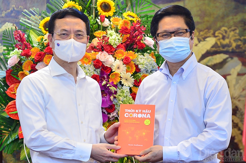 Bộ trưởng Bộ Thông tin và Truyền thông Nguyễn Mạnh Hùng tặng sách cho ông Vũ Tiến Lộc - Chủ tịch Phòng Thương mại và Công nghiệp Việt Nam (VCCI)