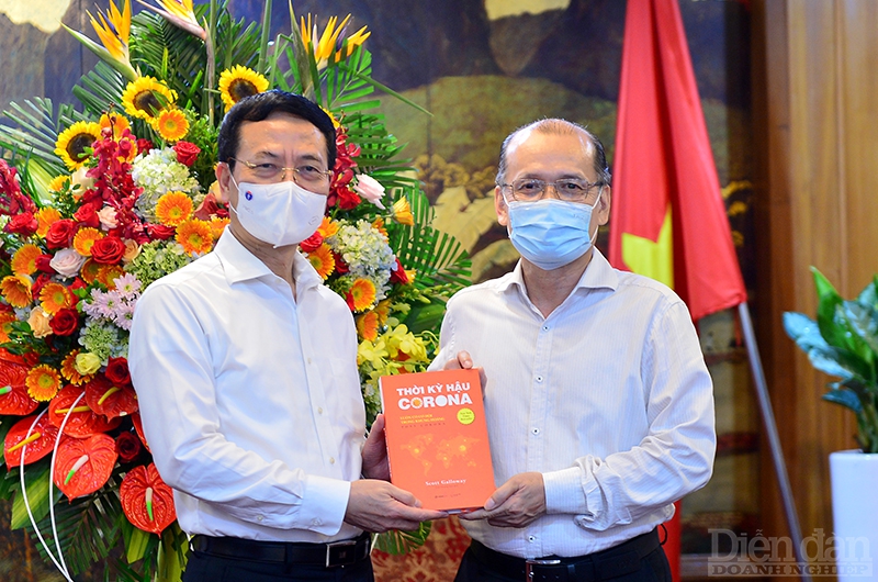 Bộ trưởng Bộ Thông tin và Truyền thông Nguyễn Mạnh Hùng tặng sách cho ông Phạm Ngọc Tuấn.